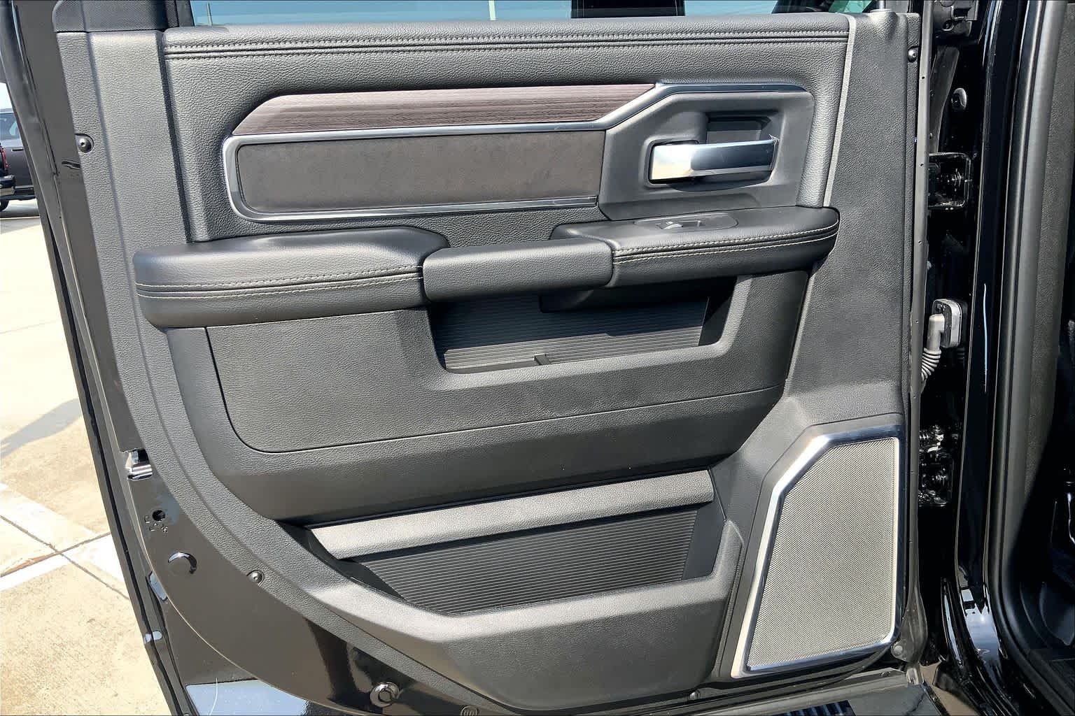 New 2026 Diamond Black Crystal Pearl-Coat Exterior Paint RAM Laramie image 16