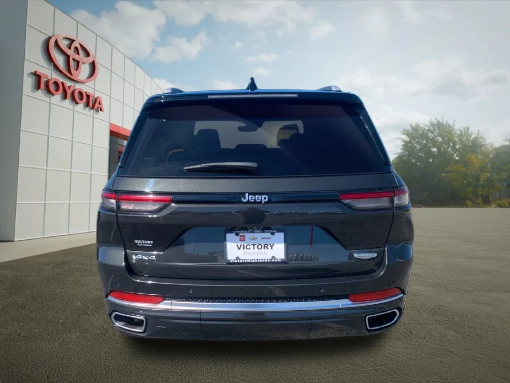 Used 2023  Jeep Summit Reserve image 4