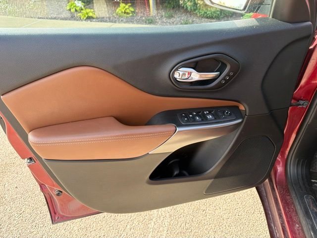 Used 2019 Velvet Jeep Overland image 12