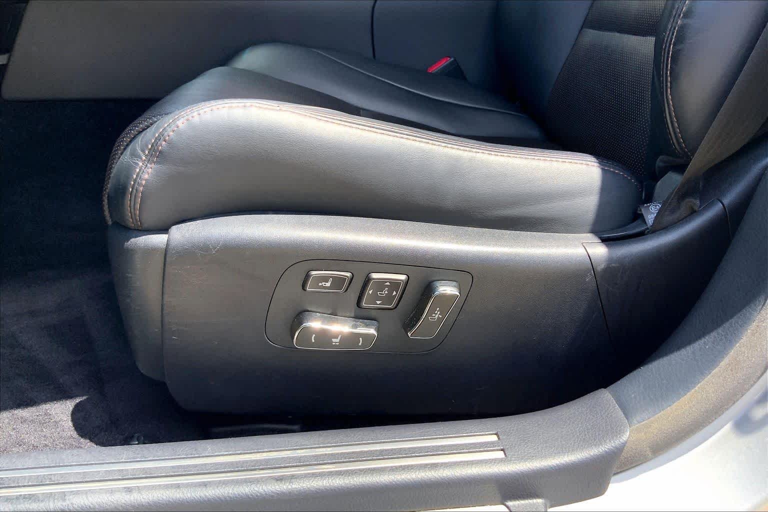Used 2015 Liquid Platinum Lexus  image 32