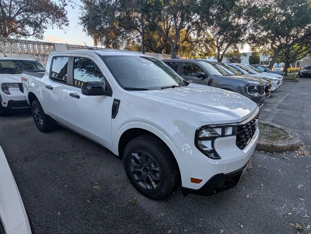 New 2025 Oxford White Ford XLT image 2