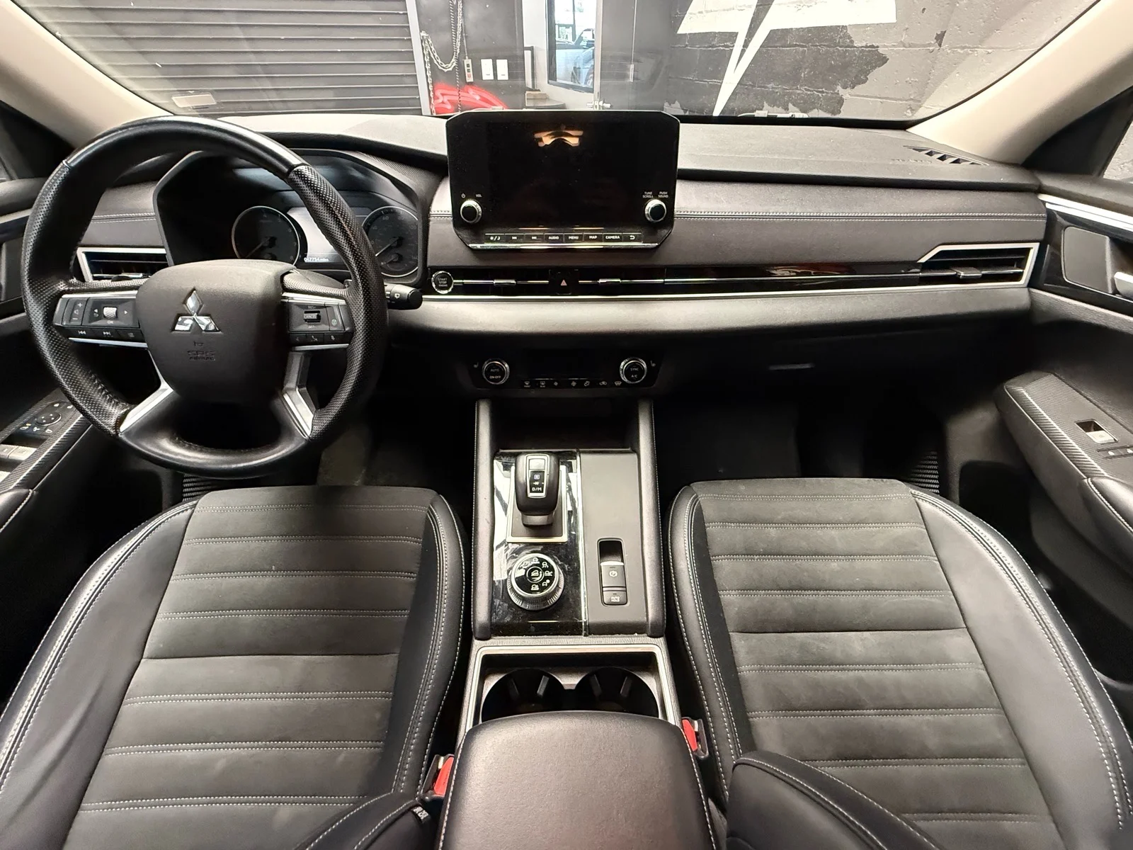 Used 2024 Graphite Gray Metallic (u28) Mitsubishi SE image 21