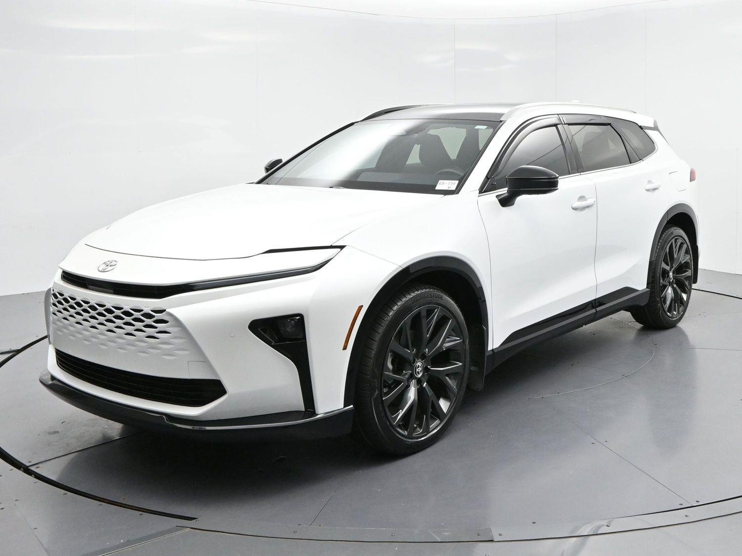 Used 2025  Toyota XLE image 3