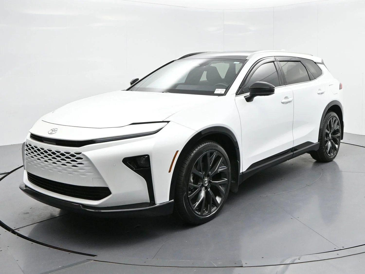 Used 2025  Toyota XLE image 3