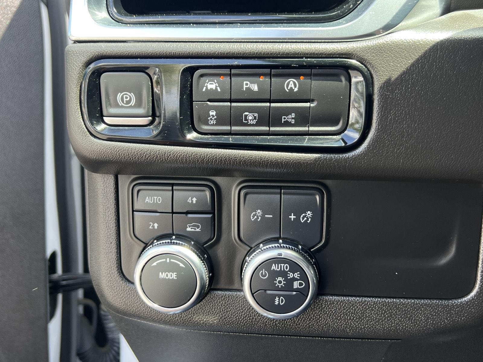 2025 GMC Yukon Denali - Photo 34