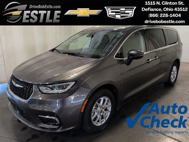 2023 Chrysler Pacifica Touring L's photo