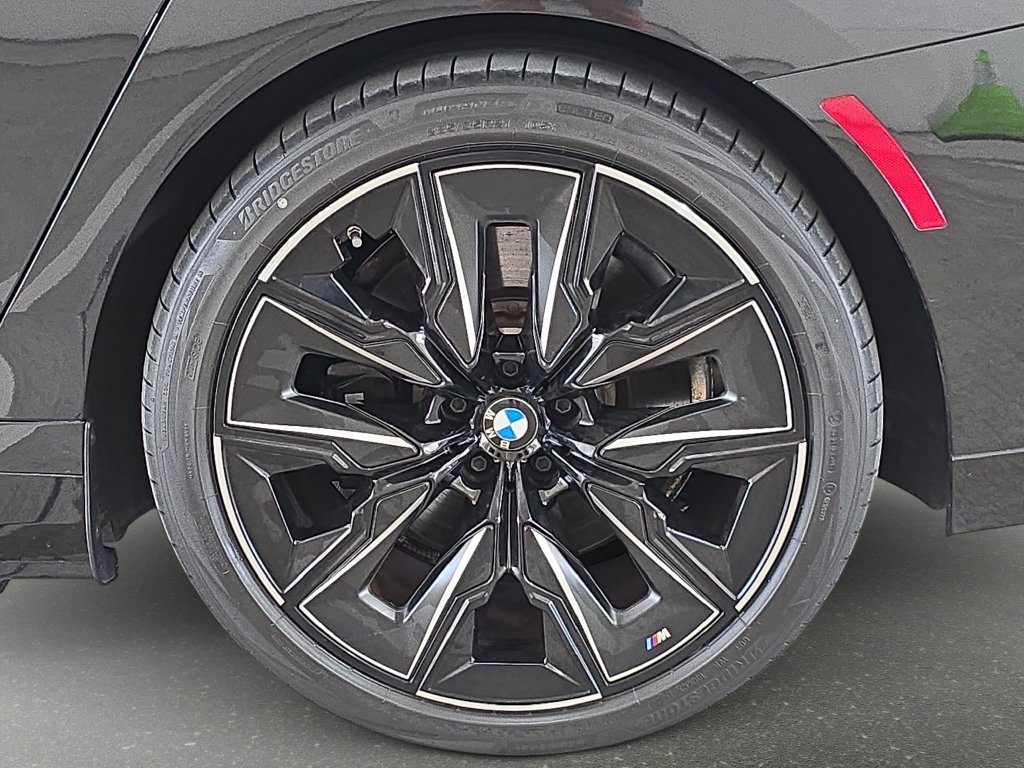 Certified Used 2023 Black Sapphire Metallic BMW xDrive60 image 29