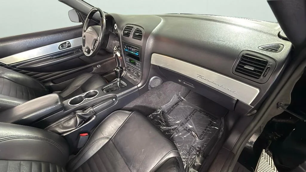 Used 2003  Ford Deluxe image 32