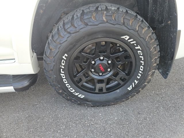 Used 2017 White Toyota  image 10
