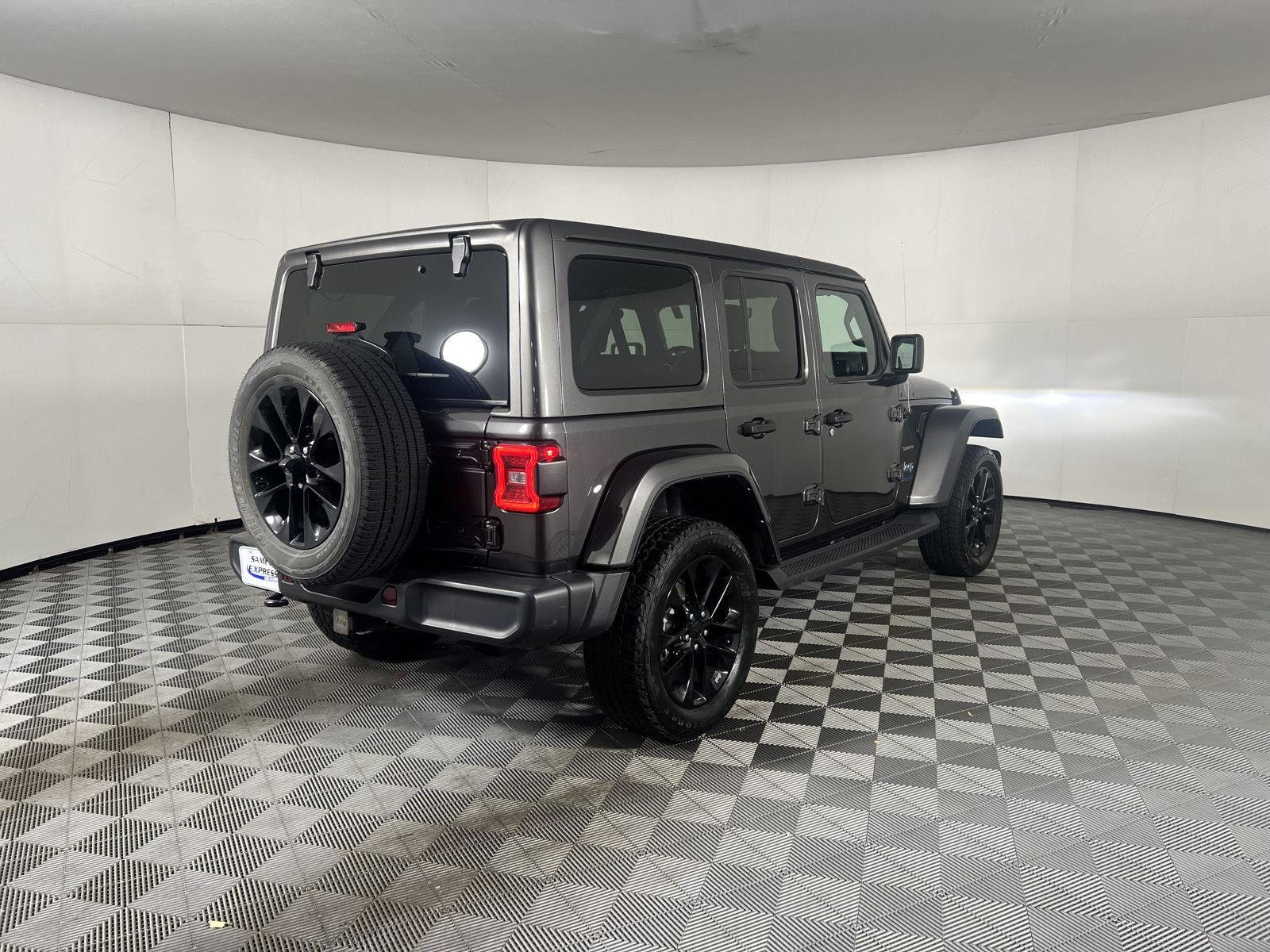 Used 2021 Granite Crystal Metallic Clearcoat Jeep Unlimited Sahara image 12