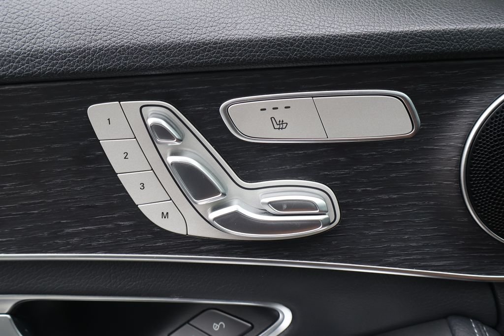 Used 2020 White Mercedes-Benz 4MATIC® image 31