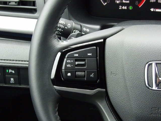 Certified Used 2025 Solar Silver Metallic Honda Touring image 24