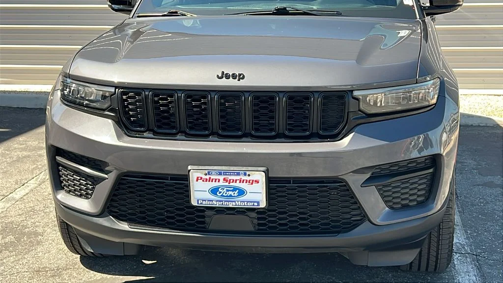 Used 2023 Gray Jeep Altitude X image 3