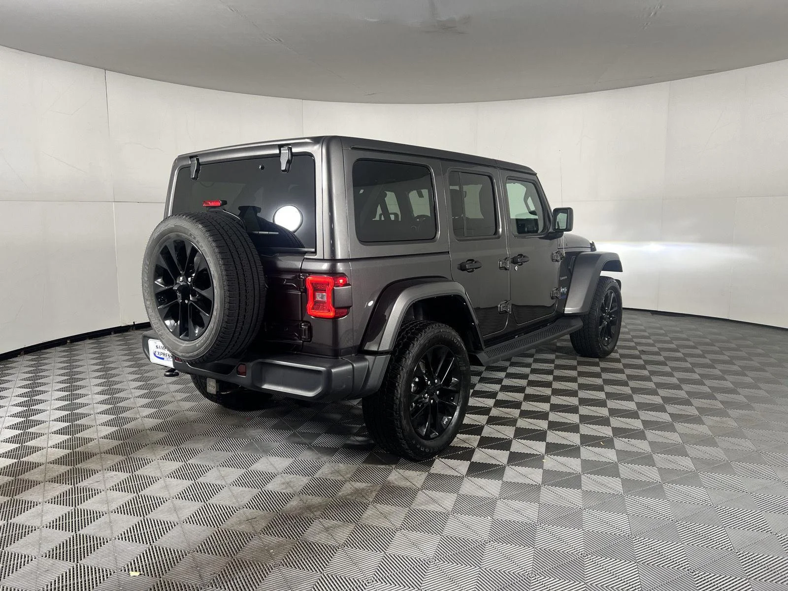 Used 2021 Granite Crystal Metallic Clearcoat Jeep Unlimited Sahara image 12