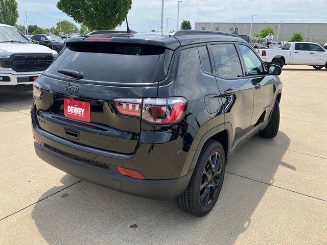 New 2026 Diamond Black Crystal Pearlcoat Jeep Latitude Altitude image 7