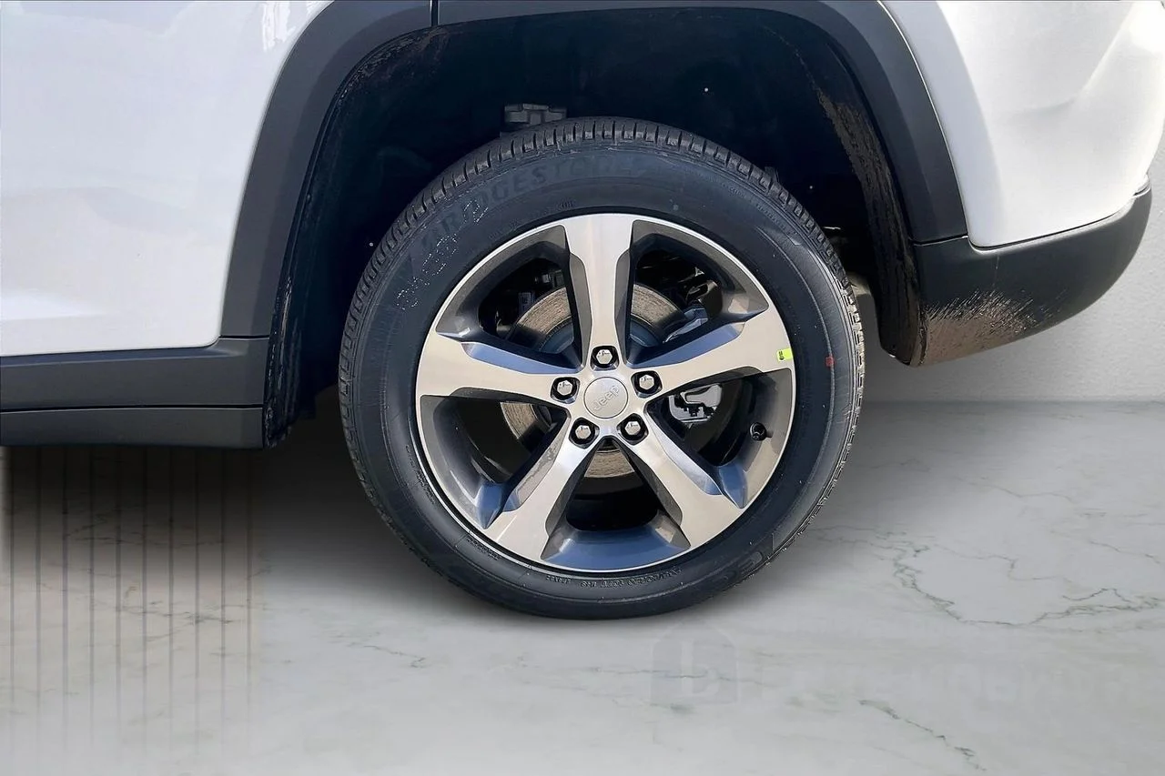 New 2026 Bright White Clear-Coat Exterior Paint Jeep Limited image 35