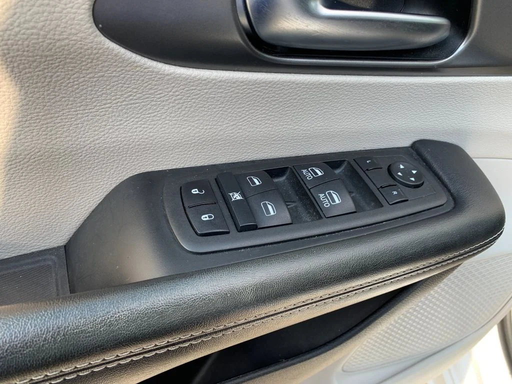 Used 2022 White Chrysler Touring L image 13