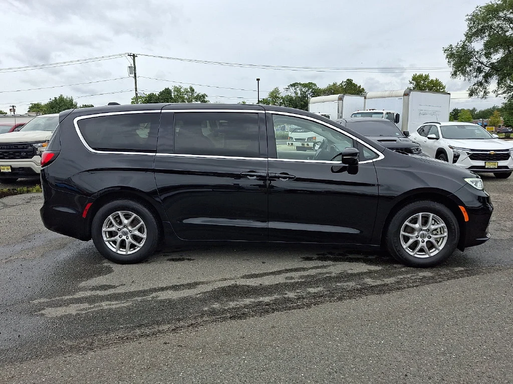 Used 2024 Diamond Black C Chrysler Touring L image 13
