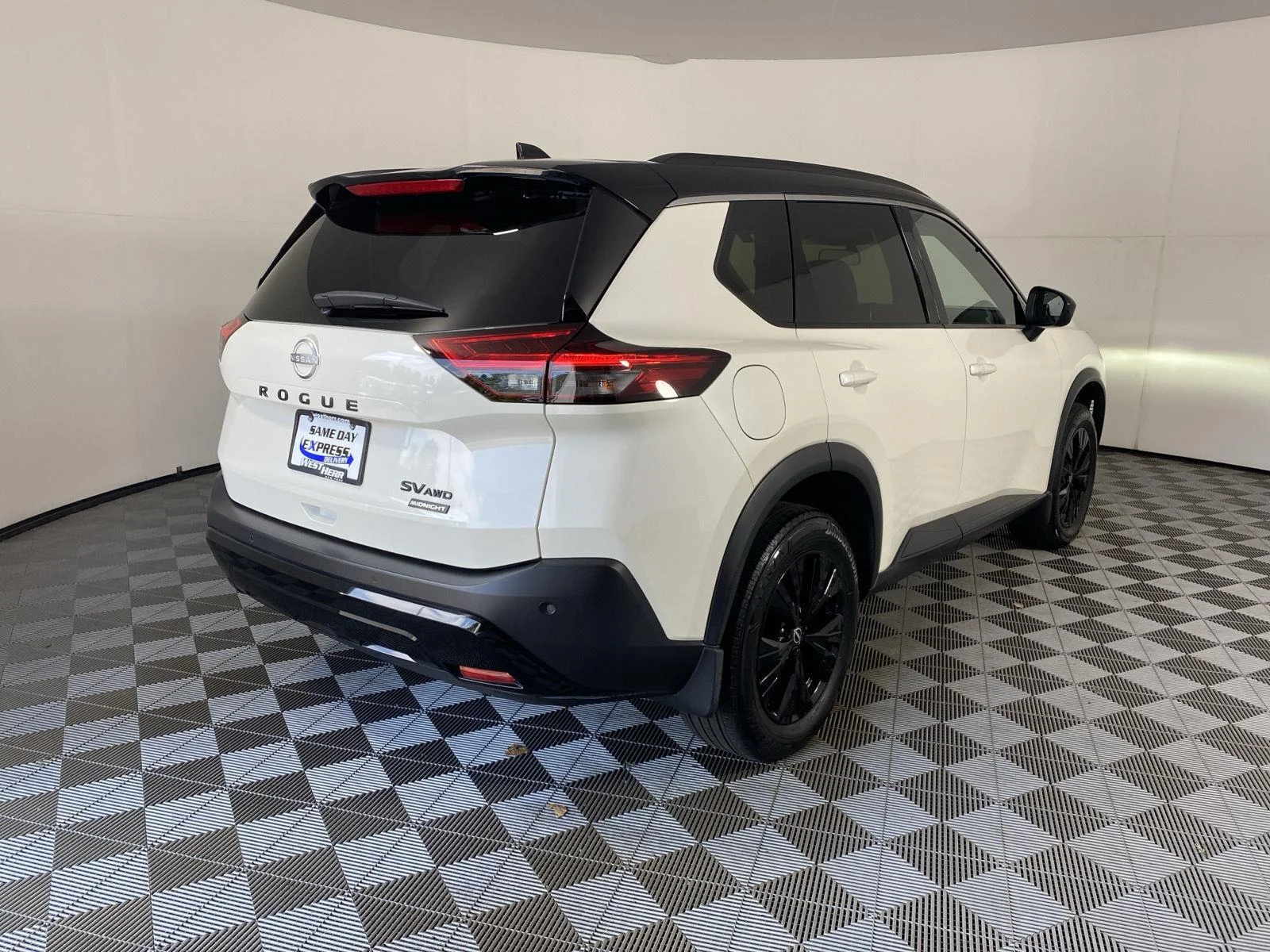 Used 2023 Pearl White Tricoat/Super Black Nissan SV image 9