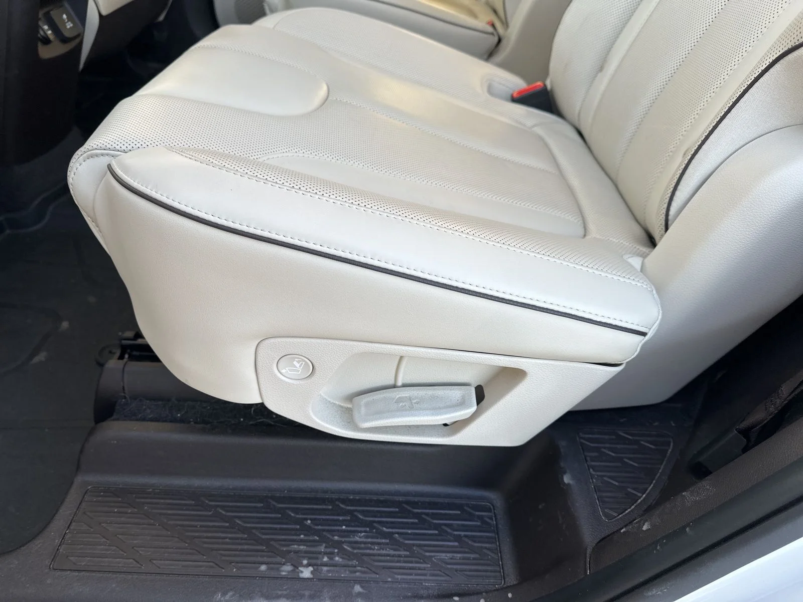 Used 2021 White Hyundai Calligraphy image 22