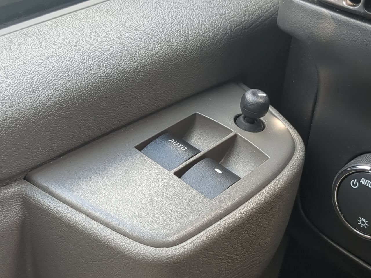 Used 2025 Summit White Chevrolet 1LT image 21