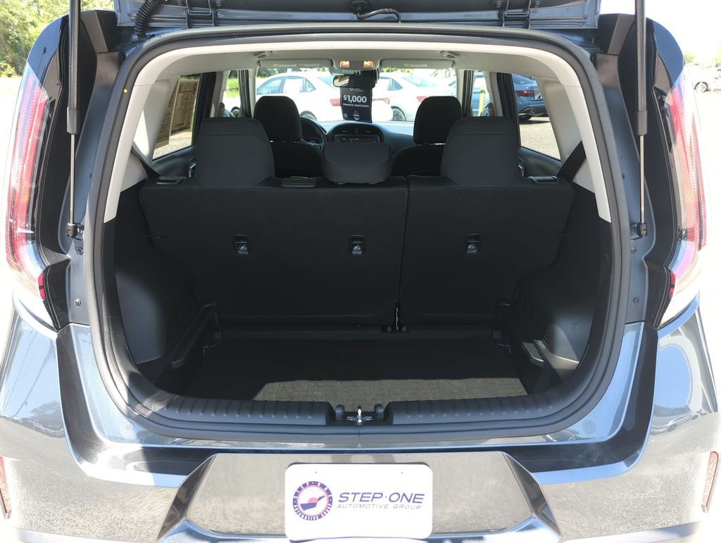 Used 2025  Kia LX image 29