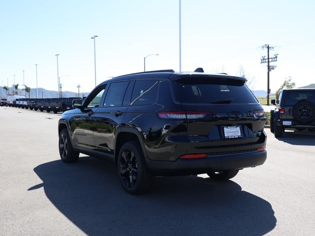 New 2026 Diamond Black Crystal Pearl-Coat Exterior Paint Jeep Limited image 5