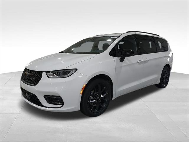 New 2026 Bright White Clear-Coat Exterior Paint Chrysler Limited image 5