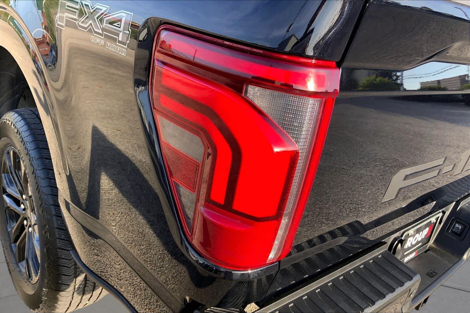 Used 2025 Agate Black Metallic Ford LARIAT image 27