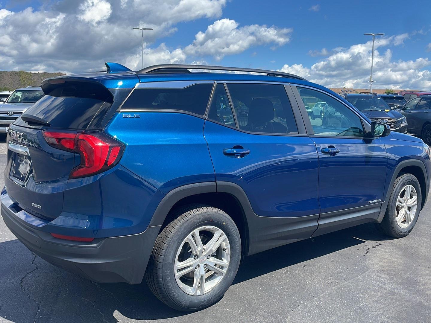 Used 2021 Blue Emerald Metallic GMC SLE image 8
