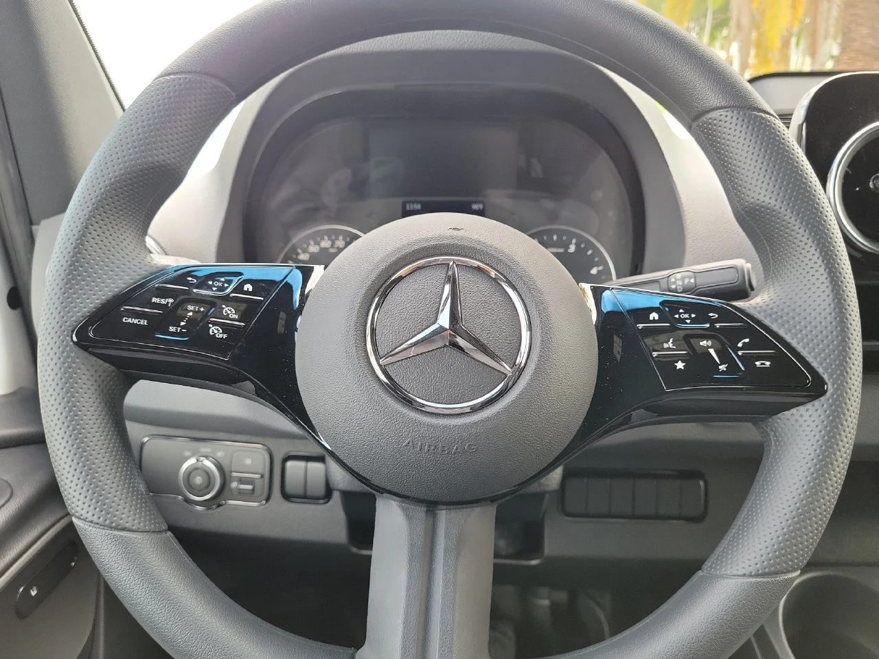 New 2026 Arctic+White Mercedes-Benz Cargo 170 WB image 27