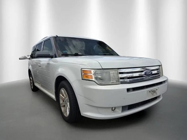 Used 2010 White Ford SE image 1