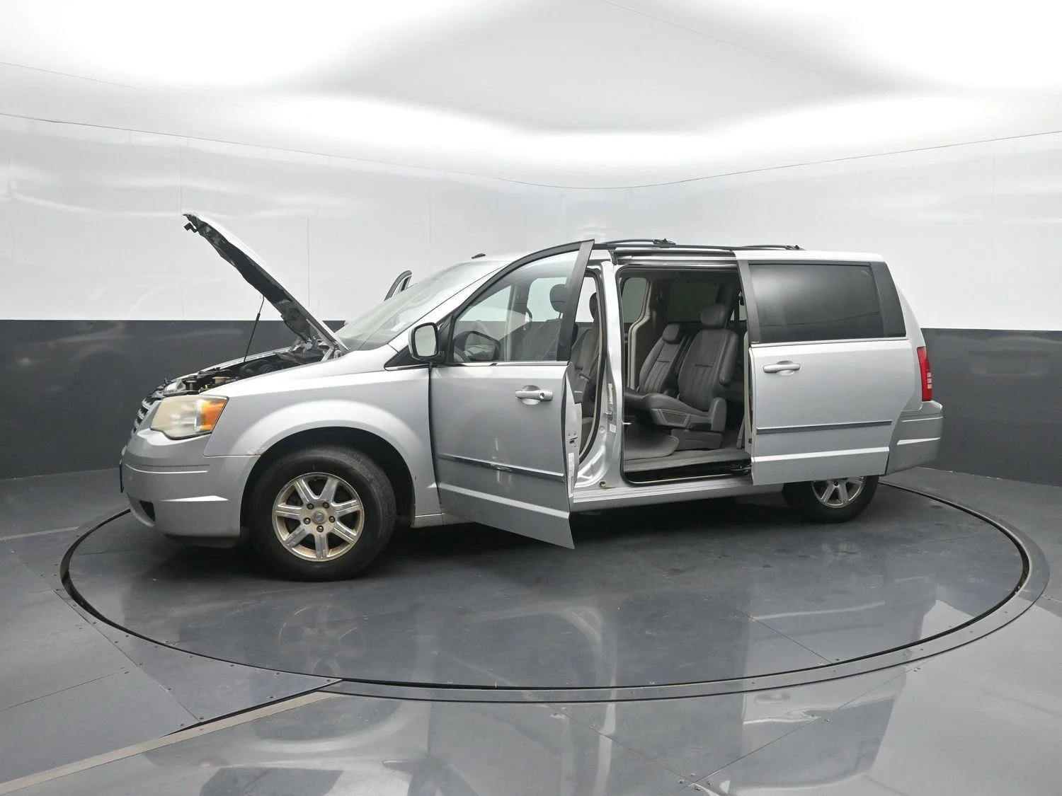 Used 2009 Bright Silver Metallic Chrysler Touring image 46