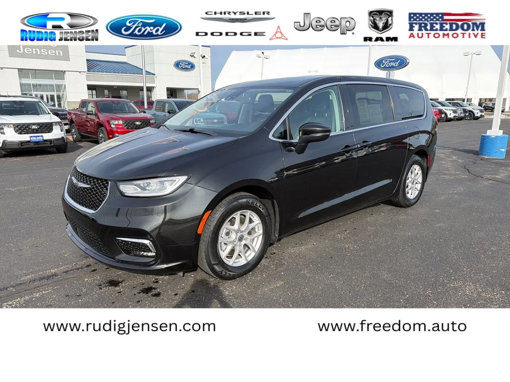 2023 Chrysler Pacifica Touring L's photo