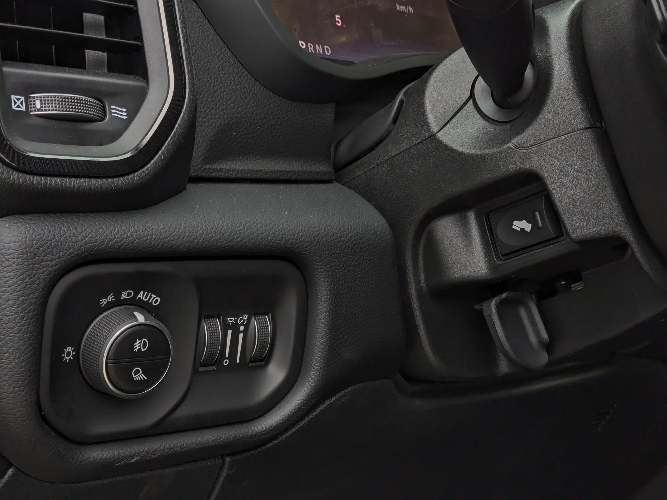 New 2026 White RAM Rebel - - Level 1 Grp - 5th Wheel/Gooseneck Prep - Ventilated Leather Seats - Alpine Audio & More! image 16