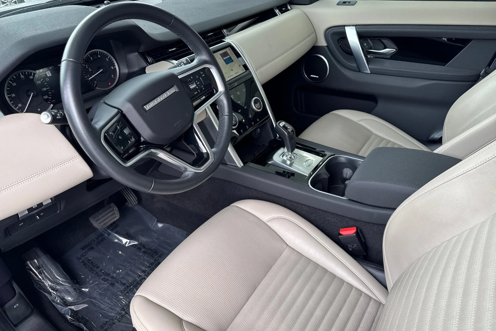Used 2023 White Land Rover SE image 13
