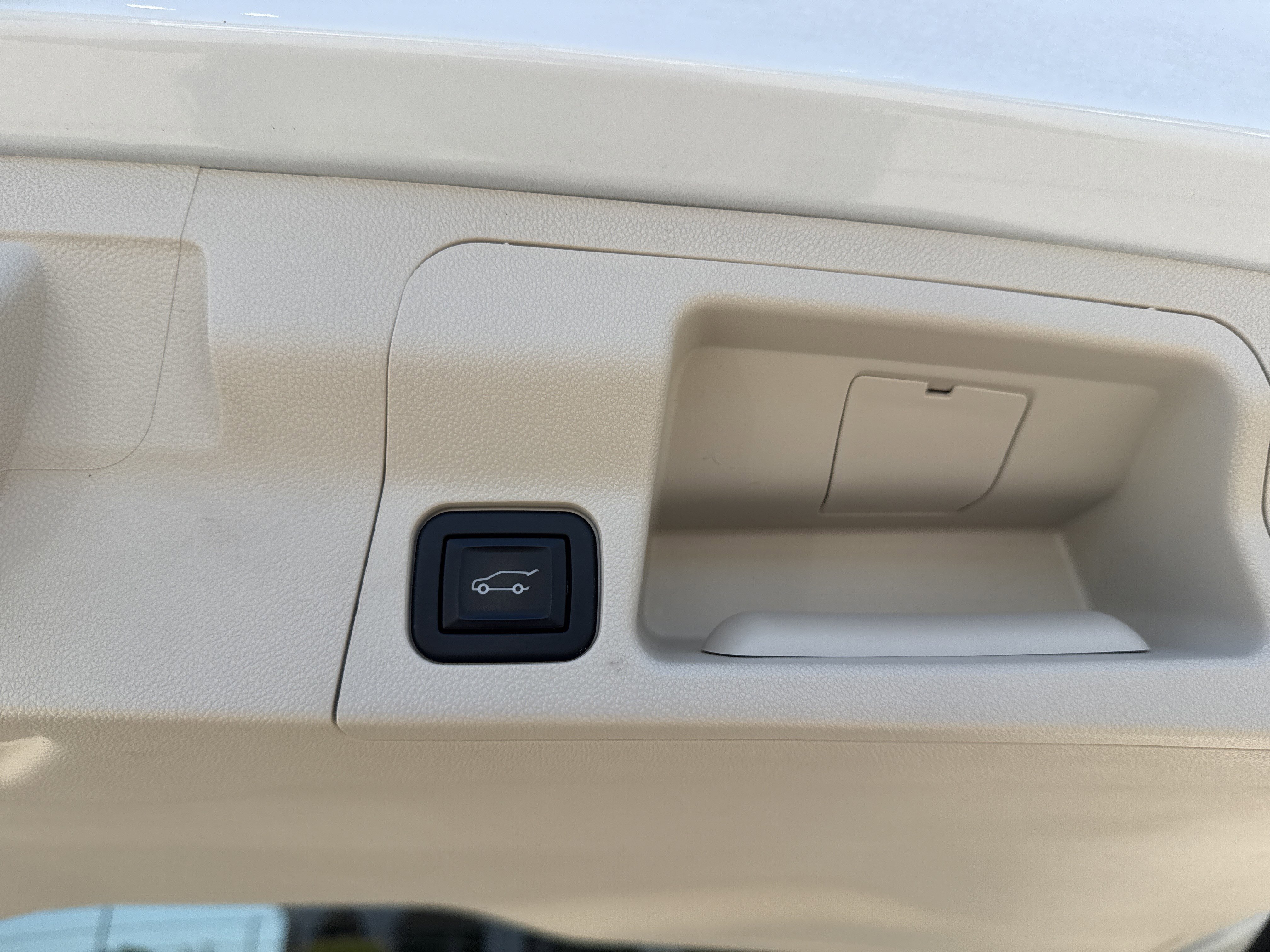 Used 2022 White Frost Tricoat GMC Denali image 21