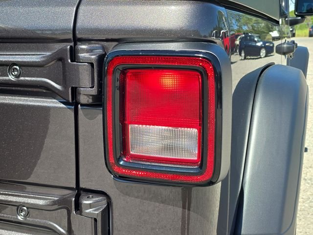 New 2026 Granite Crystal Metallic Clearcoat Jeep Sport S image 8