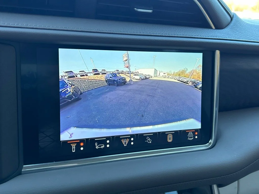 Used 2024 White GMC Denali image 39