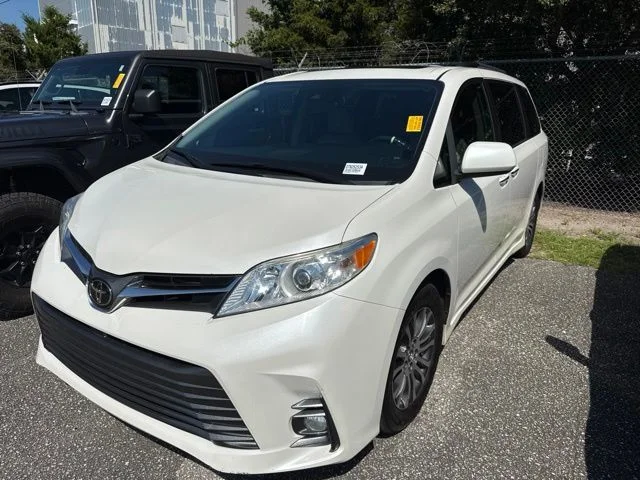 Used 2018 White Toyota XLE image 13