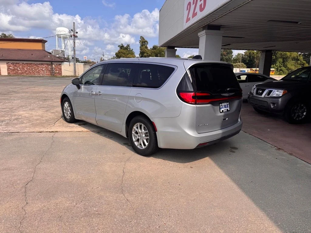 Used 2023 Silver Chrysler Touring L image 7