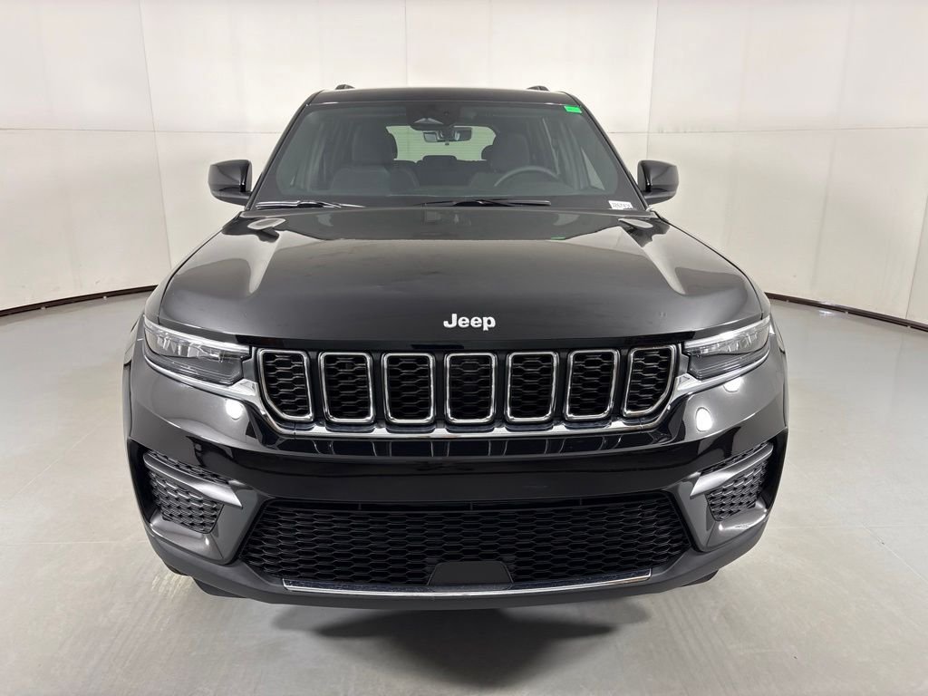 New 2026 Diamond Black Crystal Pearl-Coat Exterior Paint Jeep Laredo image 3