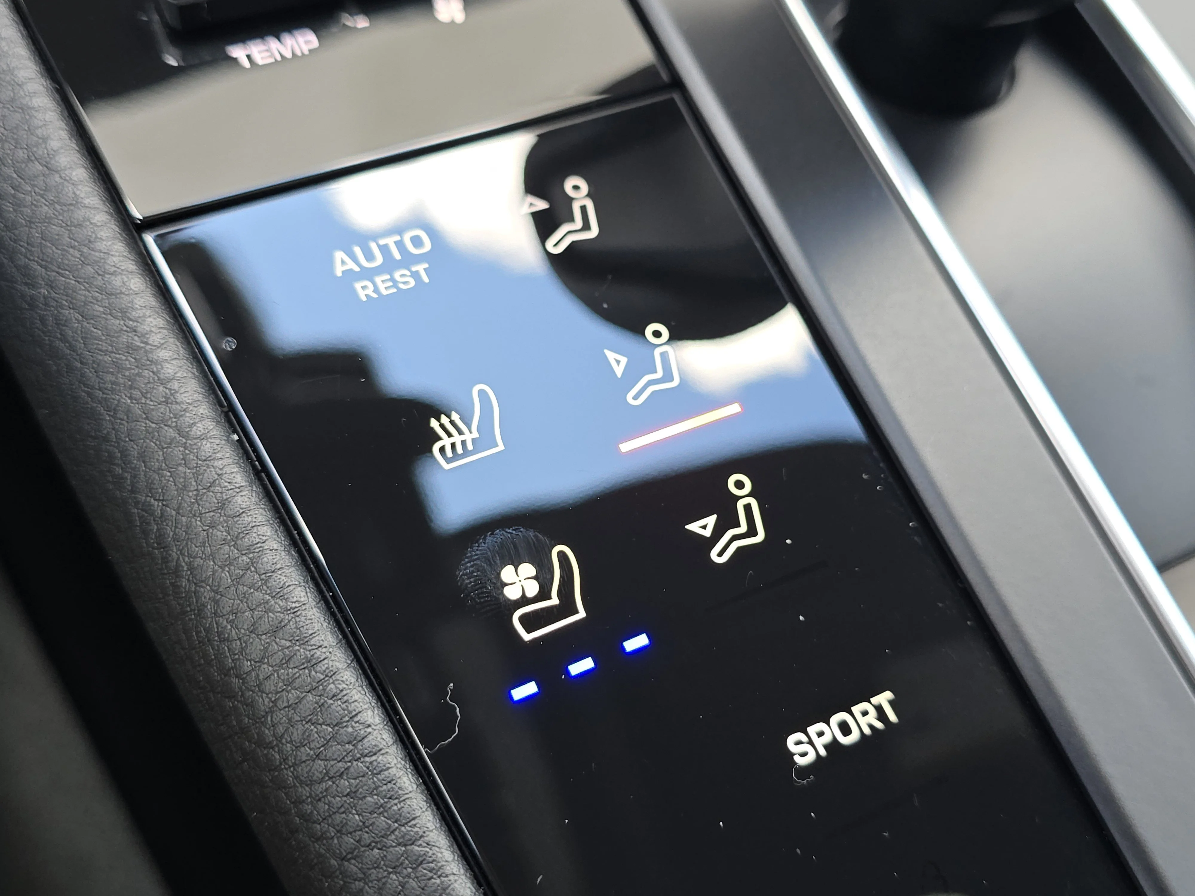 2025 Porsche Macan T - Photo 27
