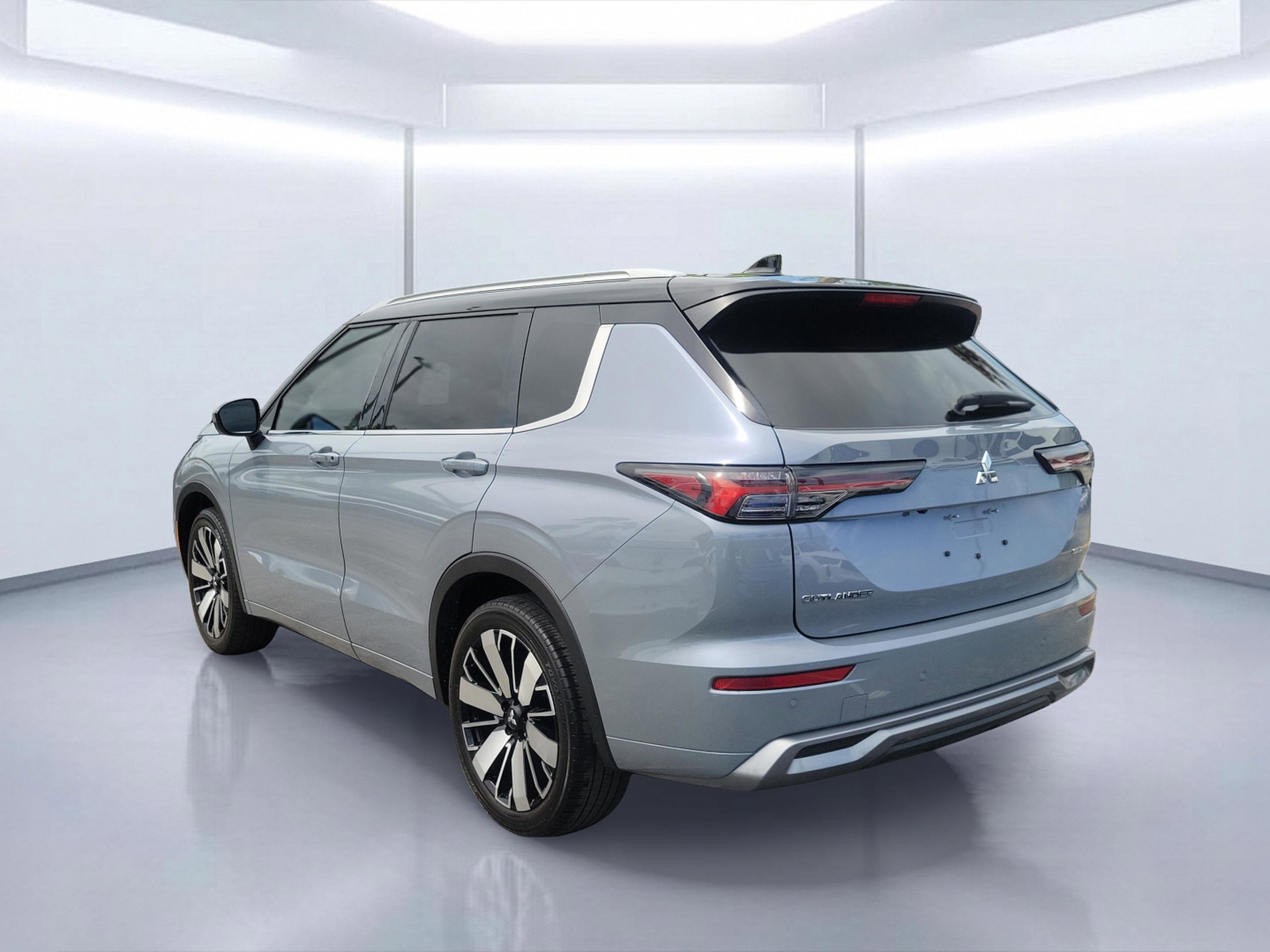 Used 2025 Moonstone Gray/Black Roof Mitsubishi SEL image 3