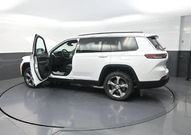 New 2026 Bright White Clear-Coat Exterior Paint Jeep Limited image 36