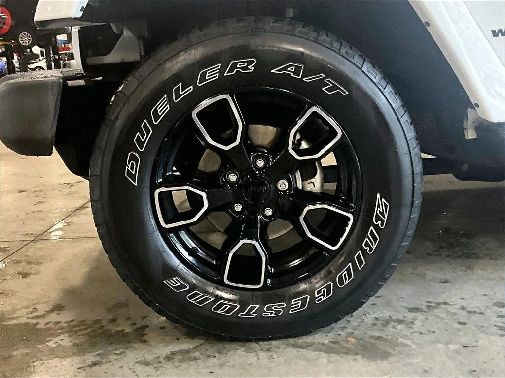 Used 2017 White Jeep Sahara image 7