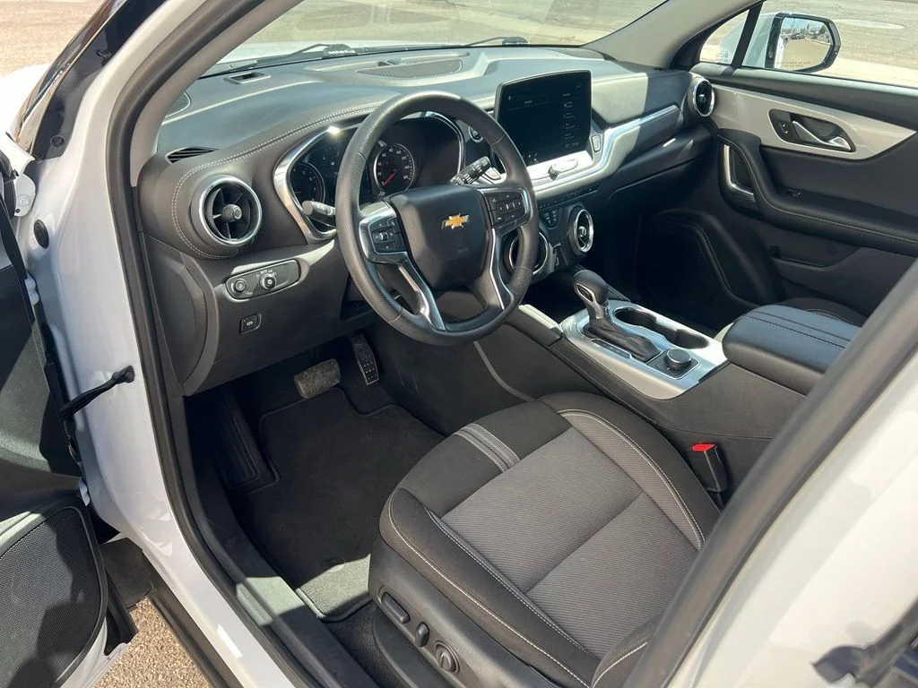 Used 2025 Summit White Chevrolet LT image 10