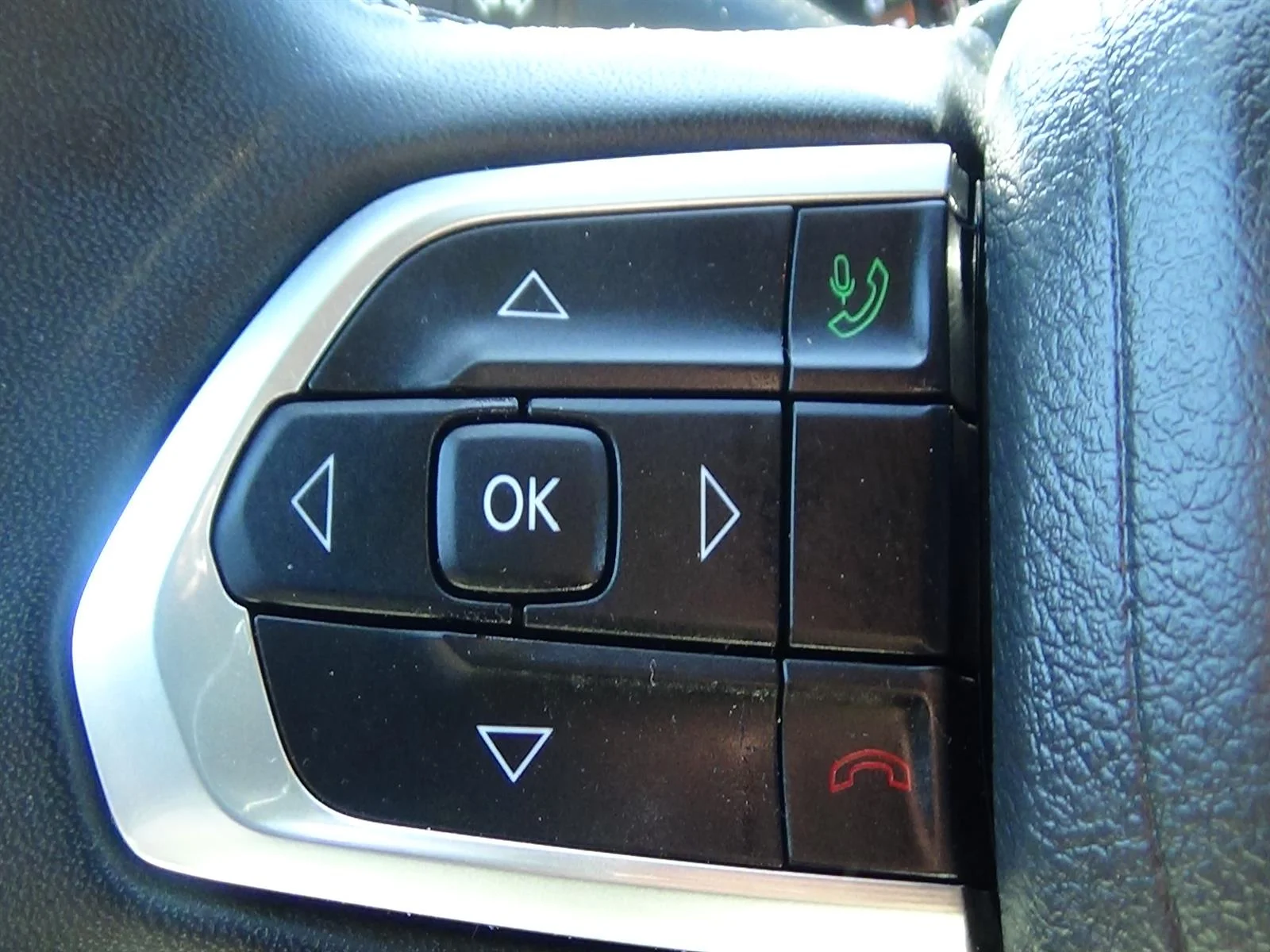 Certified Used 2025 Bright White Clear Coat (pw7) Jeep Latitude image 21