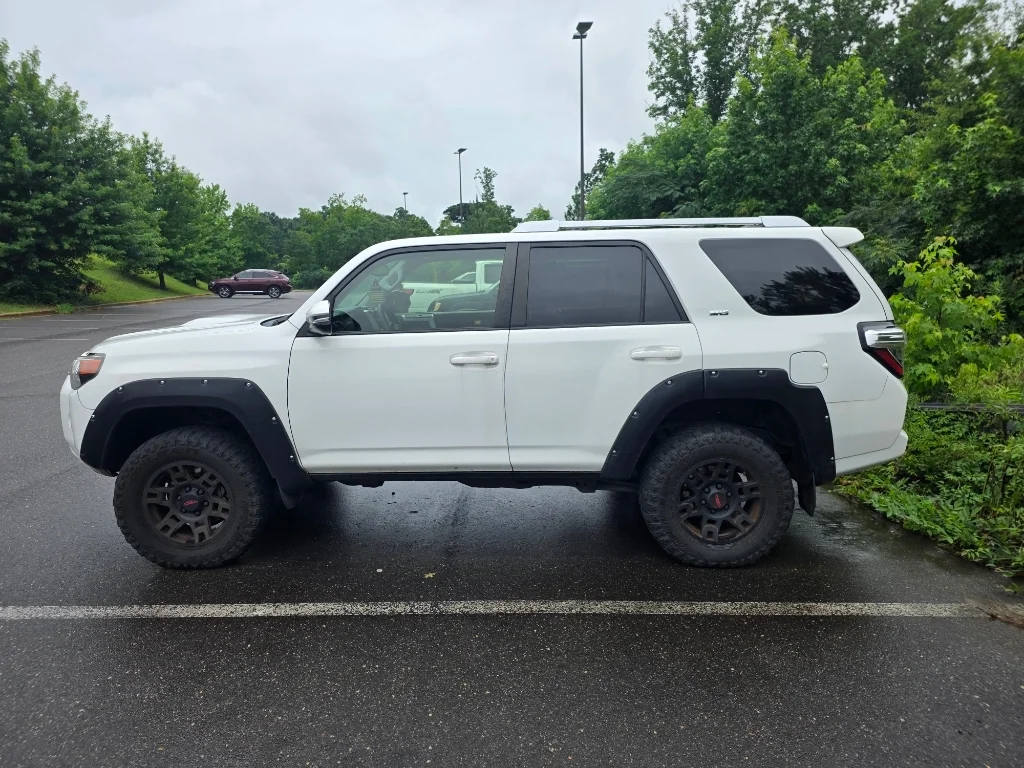 Used 2018 Super White Toyota SR5 Premium image 2