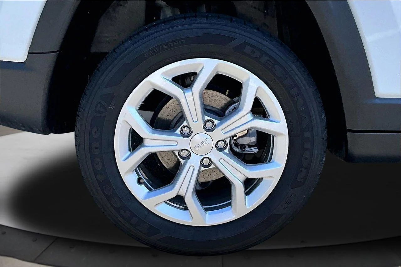 Used 2024 White/off-white Jeep Latitude image 34
